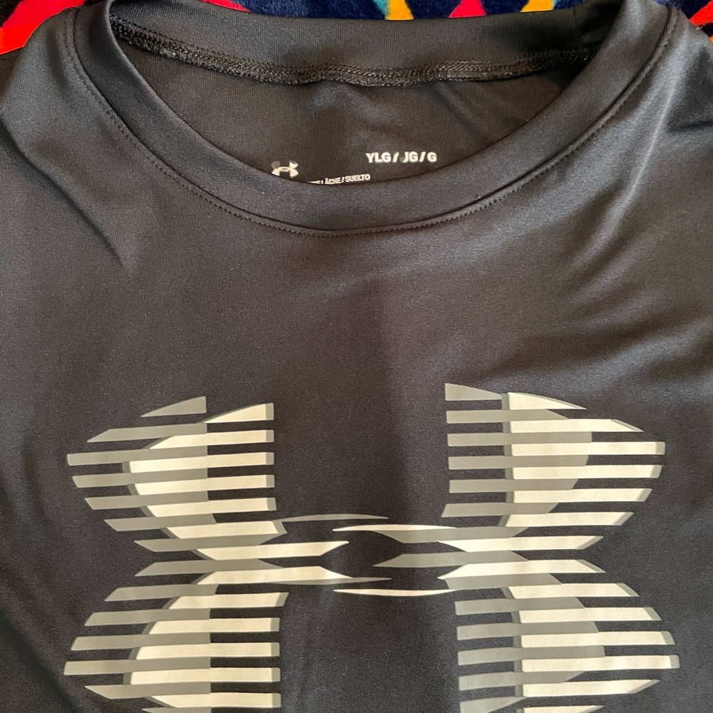 3 Under Armour t-shirts 1 large and 2 medium
